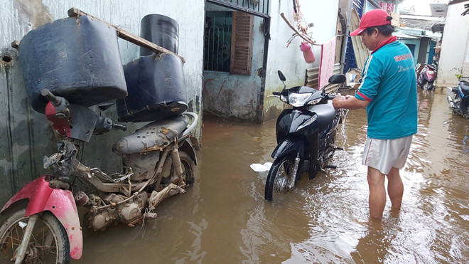người dân dọn dẹp sau trận ngập